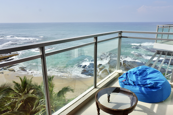 En bild på havsutsikten från lägenhetens balkong.