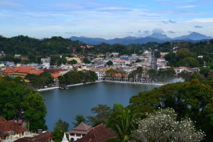 En bild på Kandy stad på avstånd med en liten sjö i mitten.