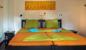 En närbild på två sängar i en lägenhet.